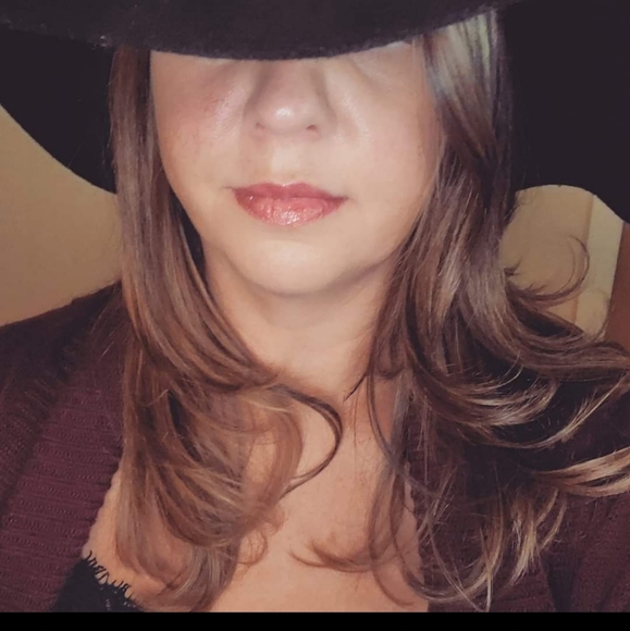 Meet your Posher, Adrienne - Picture 2 of 8